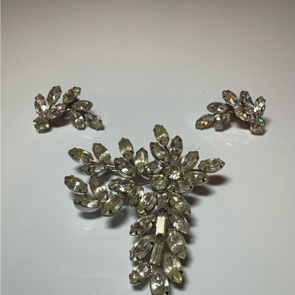Vintage Elegant Rhinestone Brooch/Pin And Clip On Earring Set